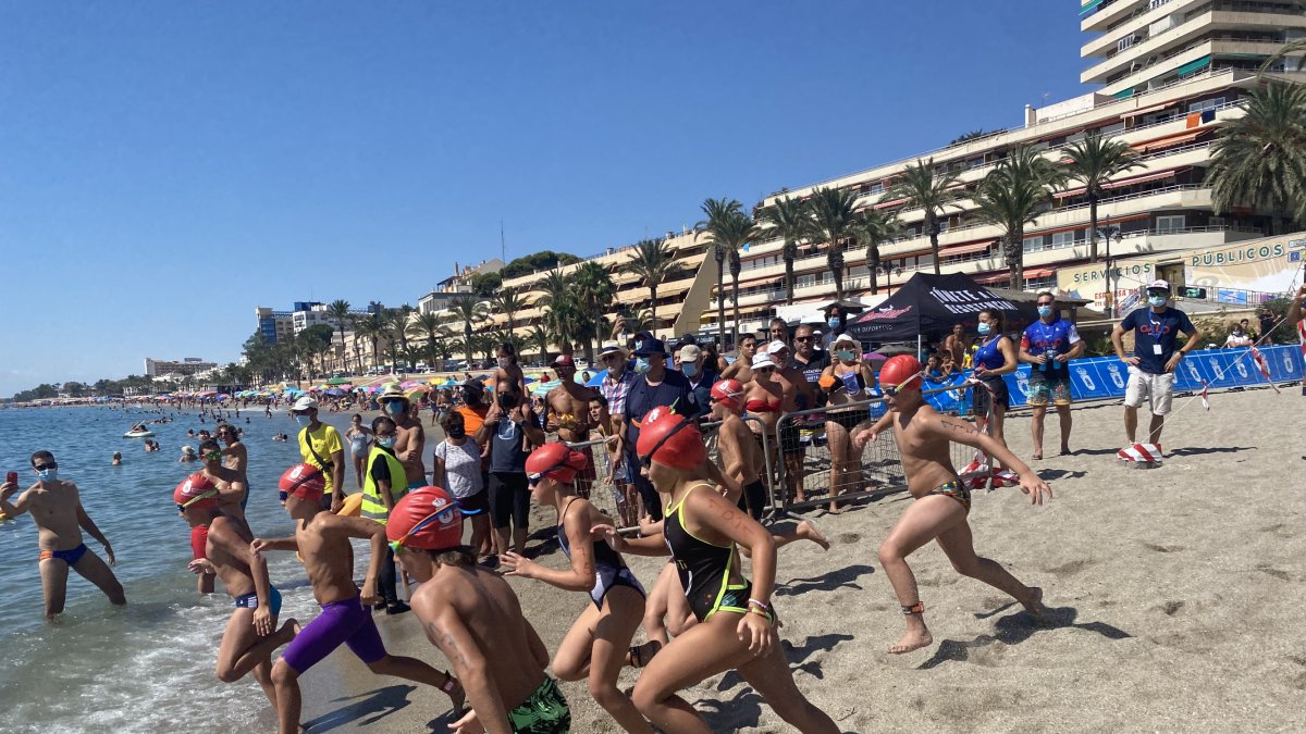 200 nadadores en la Travesía a Nado Puerto de Aguadulce.