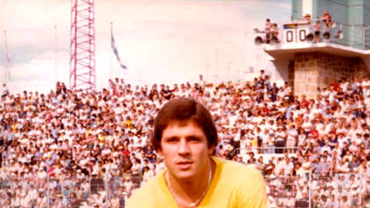 Frnando Lobato con la camiseta del Cádiz.