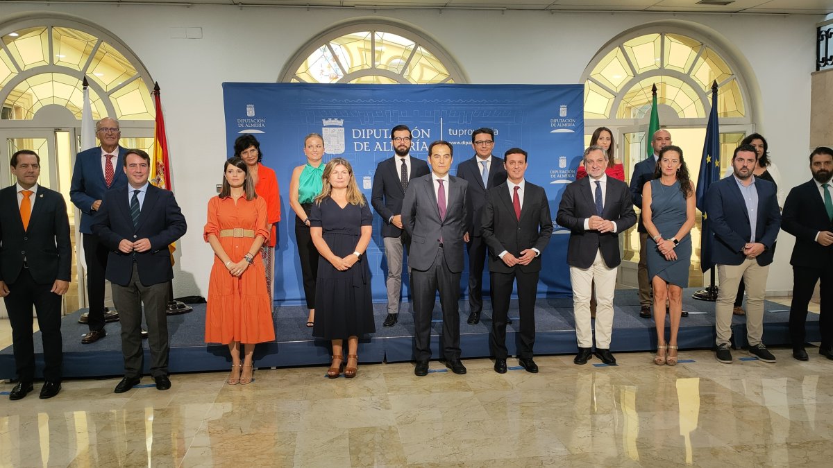 Foto de familia del consejero Nieto y los diputados provinciales.