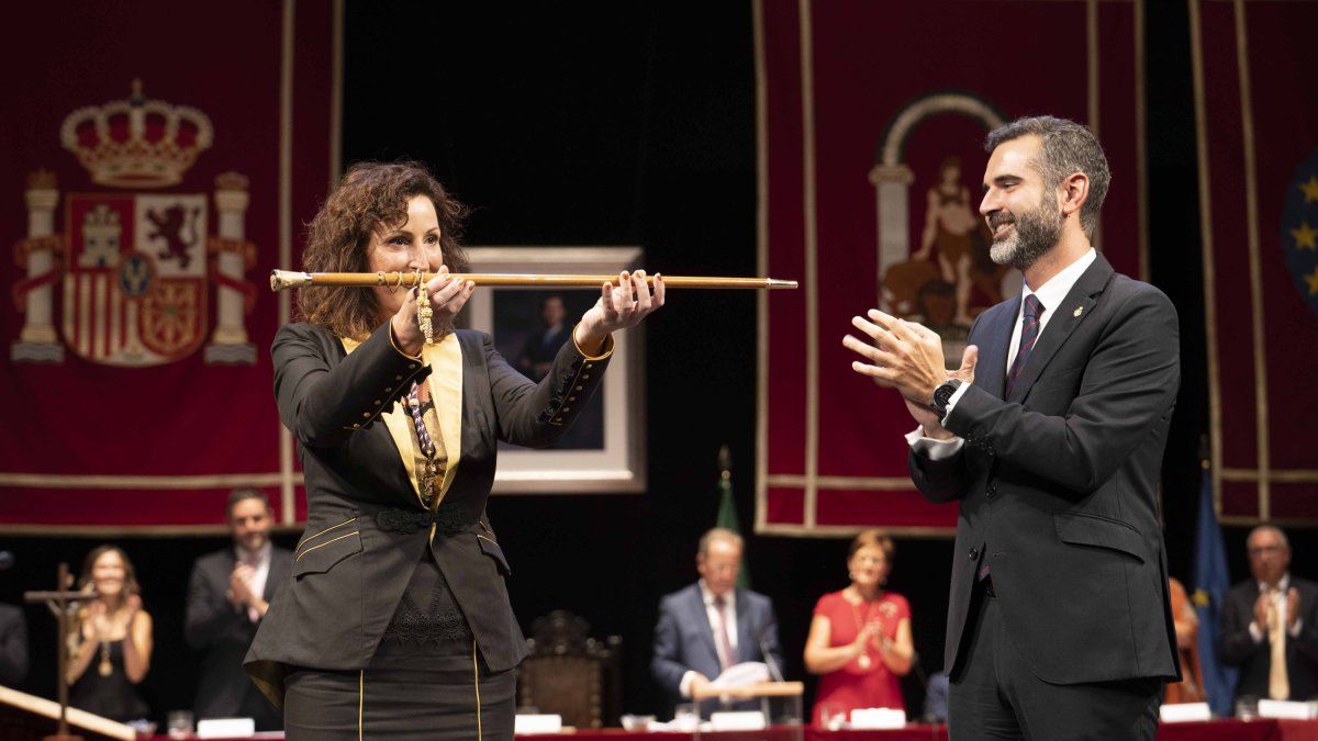 María del Mar Vázquez recoge la vara de mando de Ramón Fernández-Pacheco.