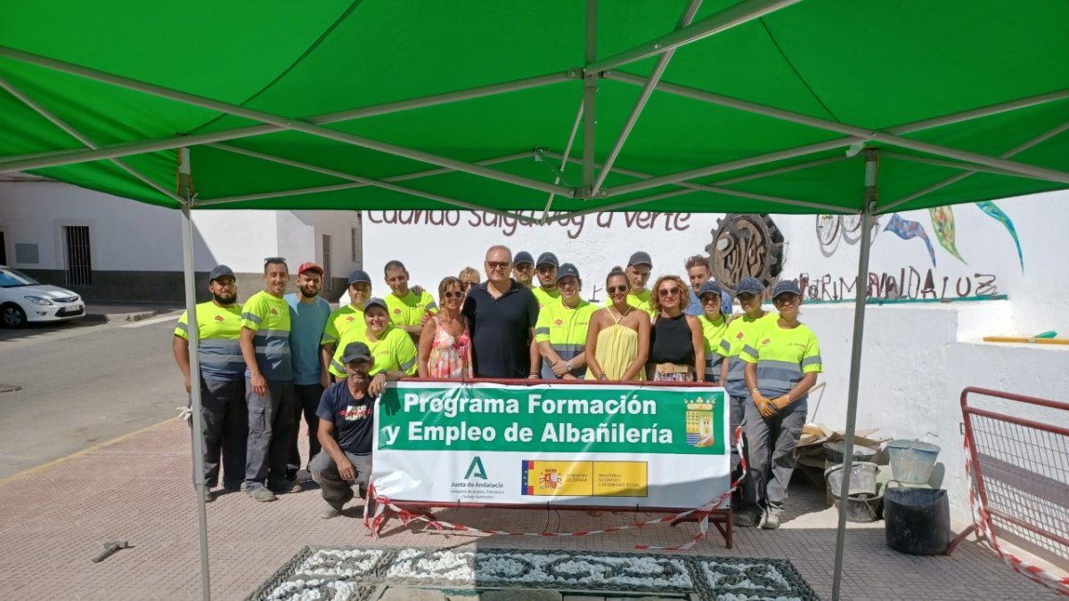 Los jóvenes que participan en la formación posan junto a las autoridades cuevanas.