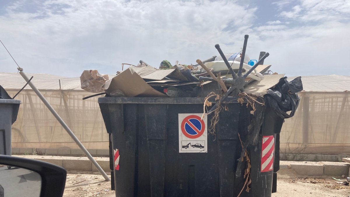 Un contenedor para residuos orgánicos cargado de todo menos residuos orgánicos.