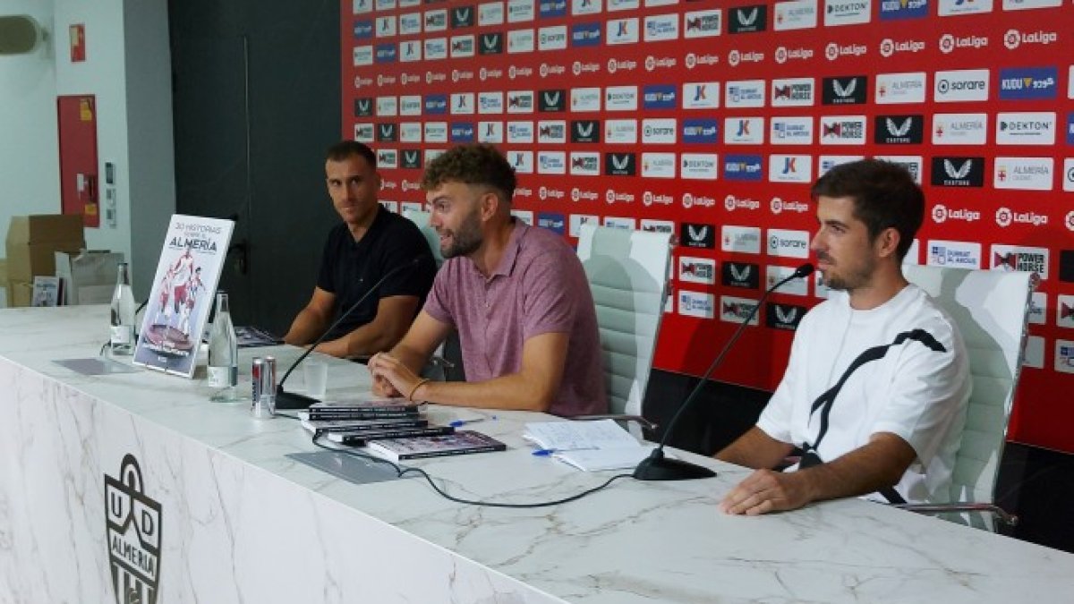 Los autores, César Vargas y Alejandro Asensio, y el capitán Fernando.