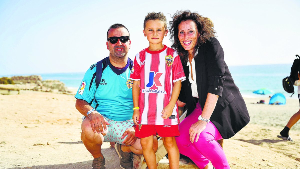 María Vázquez con Fernando papá y el pequeño Darío, abonados del Almería.
