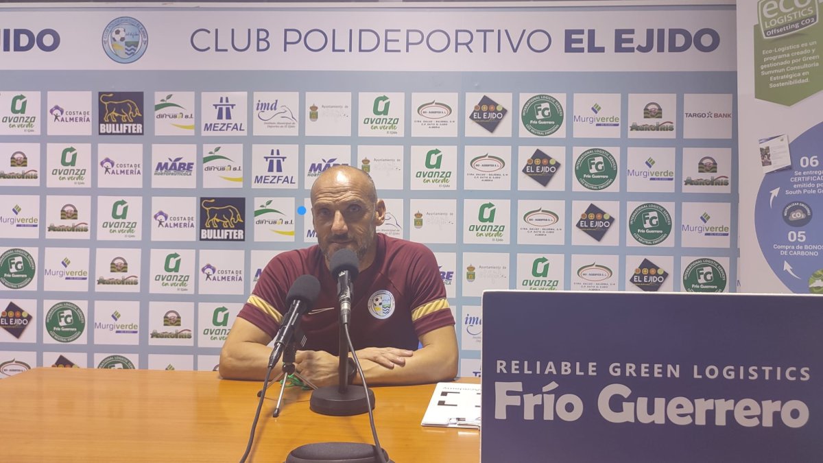 Cabello hablando en la sala de prensa de Santo Domingo.