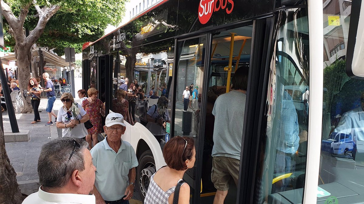 Imagen de archivo de usuarios del transporte urbano.