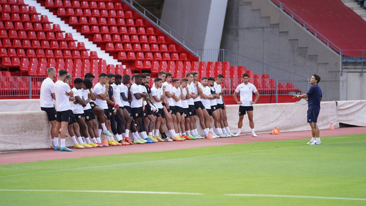 Rubi hablando con la plantilla después del cierre del mercado de fichajes.