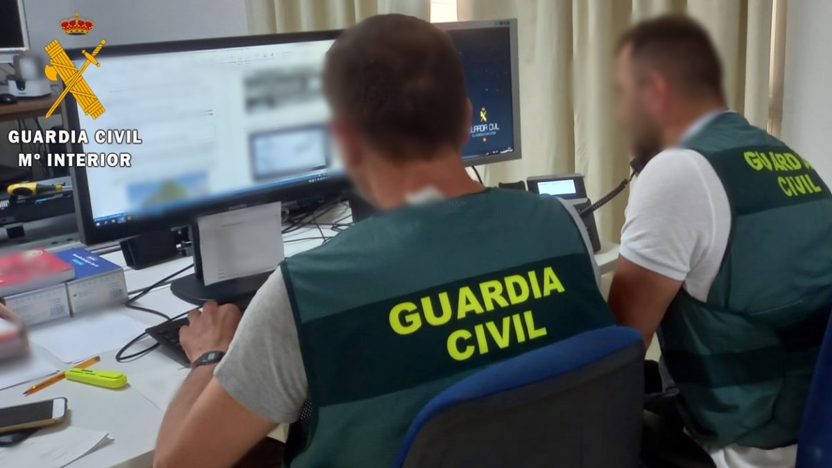 Guardias Civiles controlan las estafas del falso operador de electricidad.