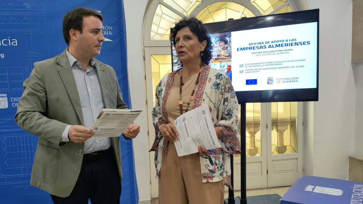Los diputados Fernando Giménez y Carmen Navarro durante la presentación este lunes.