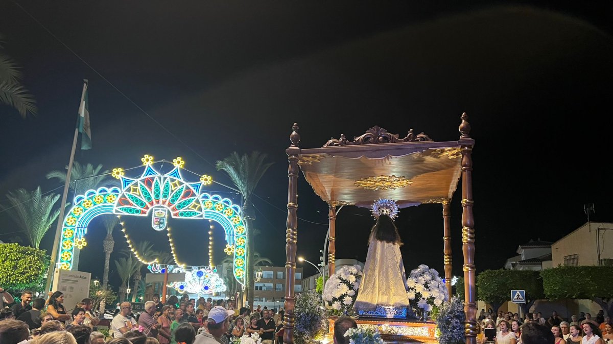 La Virgen de la Cabeza llega hasta el municipio antuso rodeada de gente y con el alumbrado de la feria.