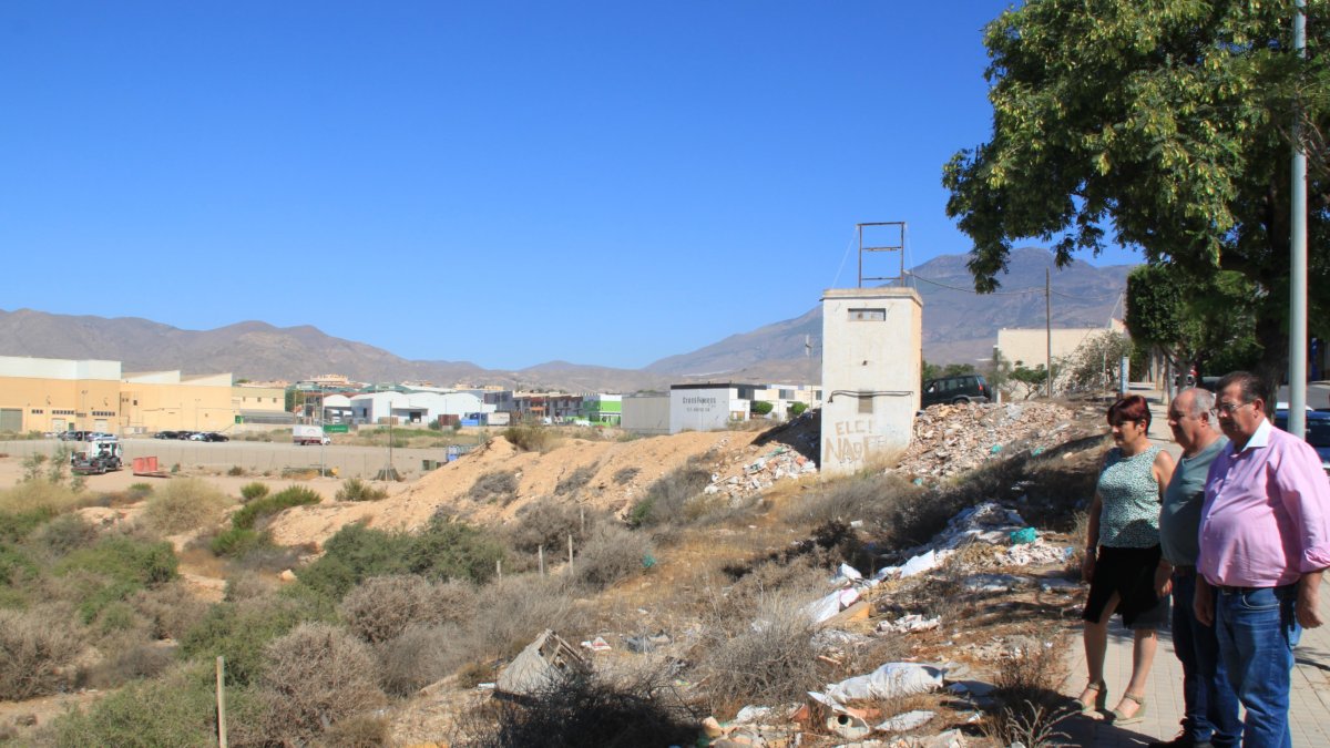 Maribel Carrión y José María Alarcón, del PSOE de El Ejido, en La Loma de la Mezquita.