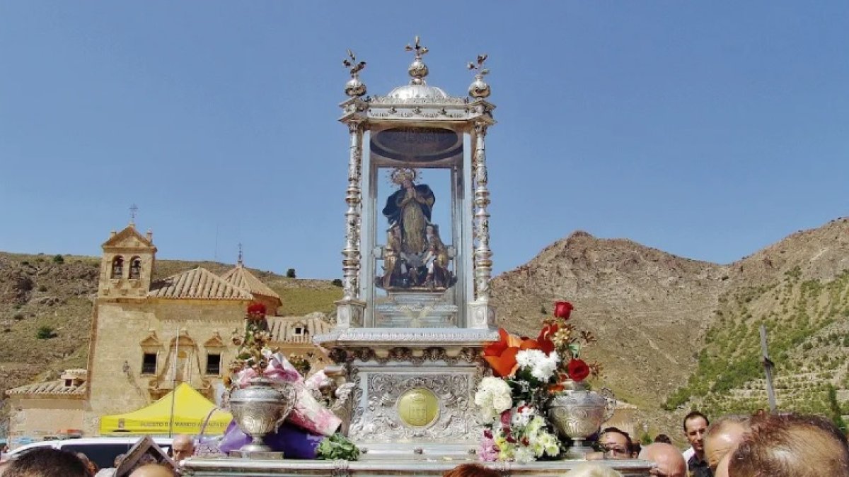 Imagen de archivo de la procesión de la Virgen del Saliente con el santuario al fondo en el año 2017.