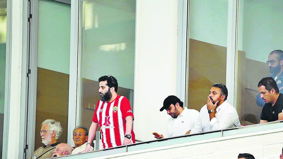 Turki Al-Sheikh en el palco del Martínez Valero en el Elche-Almería.