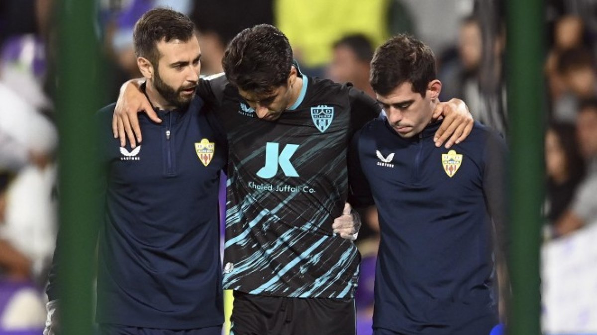 César de la Hoz tras abandonar, lesionado, el terreno de juego.