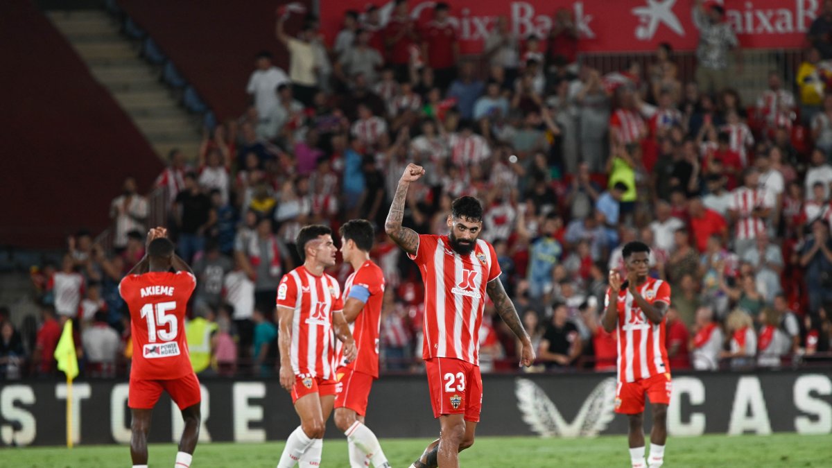 Samú Costa levanta el puño en el partido ante el Sevilla.