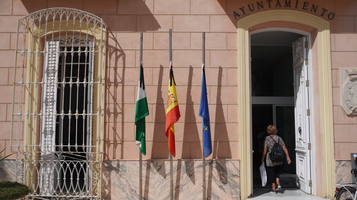 Banderas del Ayuntamiento de Carboneras a media asta.