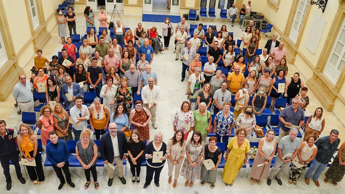 Foto de familia de las diputadas y los representantes de las 64 asociaciones.