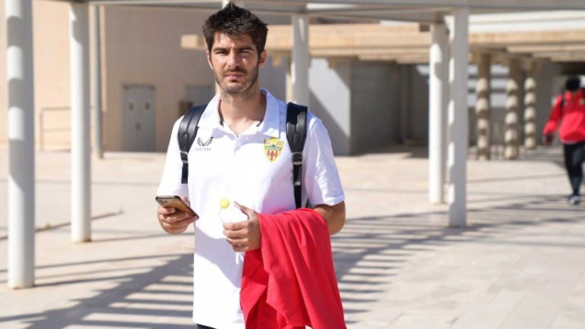 Gonzalo Melero a su llegada a Almería con la expedición rojiblanca procedente de Valladolid.