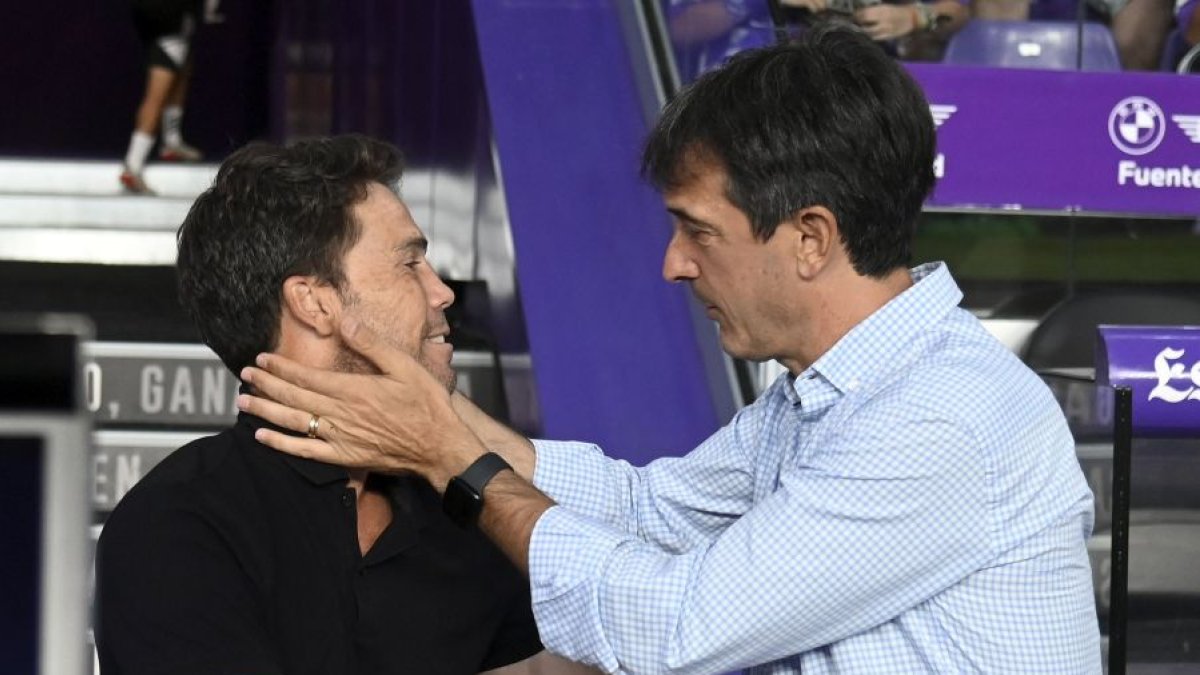 Rubi saluda a Pacheta en la previa del Valladolid-Almería.