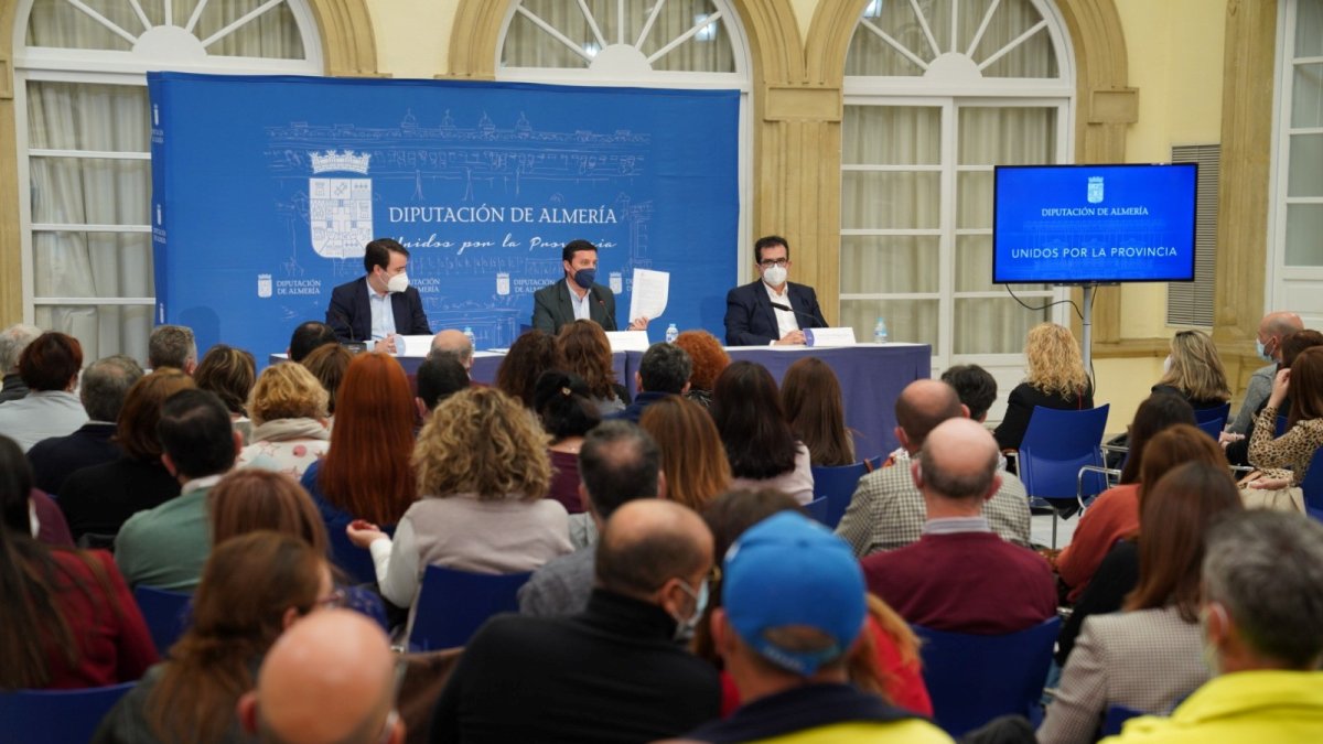 Presidente de la Diputación y diputados informando a los interinos de la oferta de plaza el pasado mes de abril.