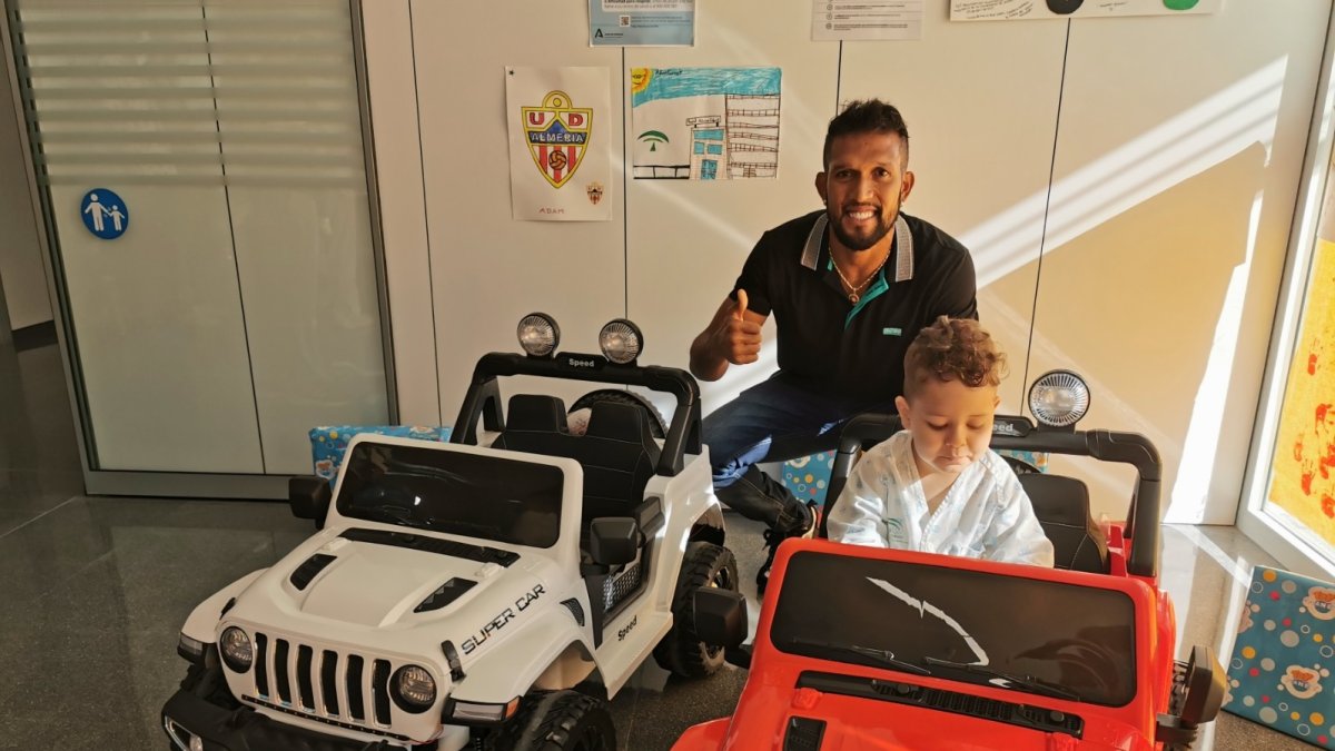 Dos coches para que los pequeños disfruten en la planta.