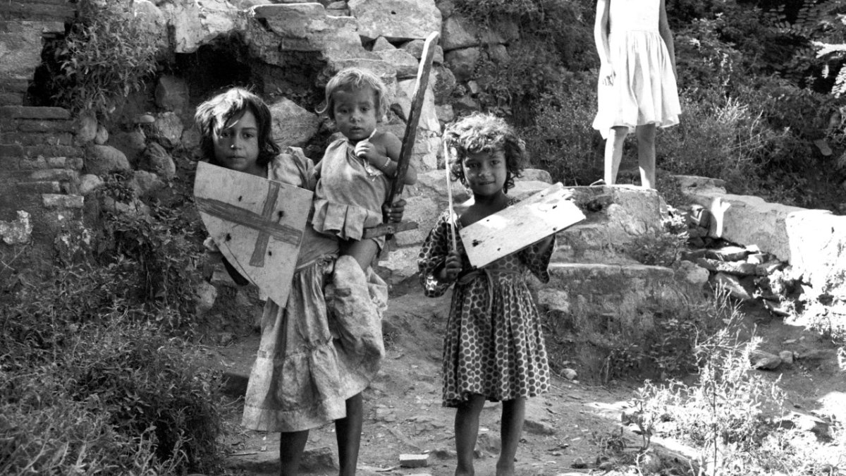 Gitanillos. Montjuïc (Barcelona) 1963. Foto: Archivo Colita.