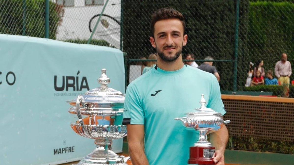 El tenista almeriense con sus premios.
