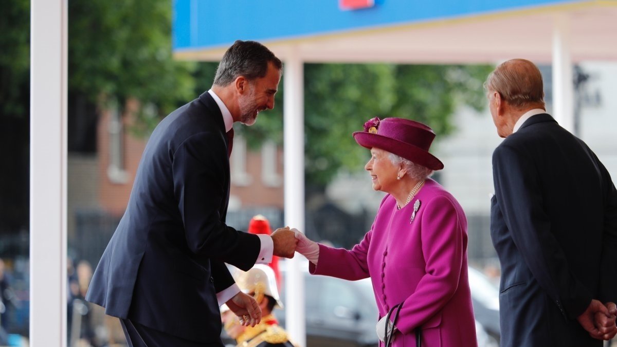 Felipe VI, con Isabel II en una imagen de archivo.