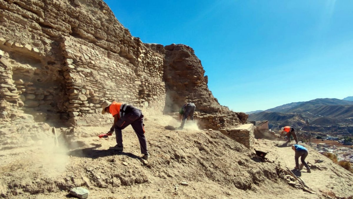 Labores de conservación en el Castillo de Tabernas.