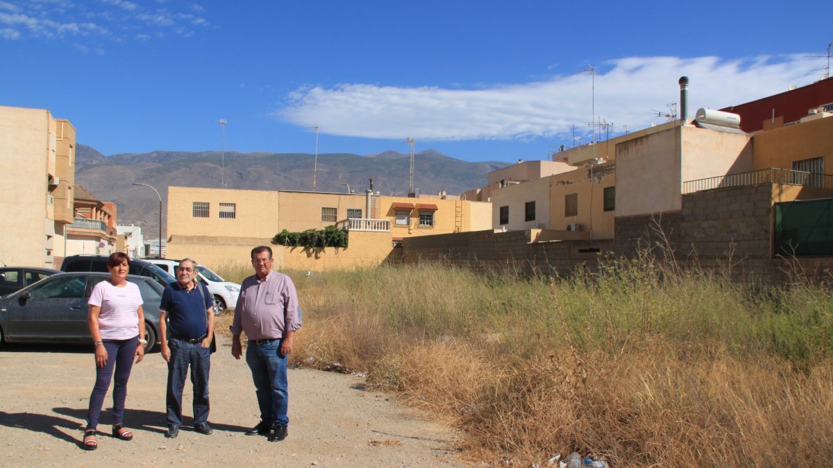 Los concejales socialistas en el solar ubicado entre las calles Octavio Augusto y Julio César.