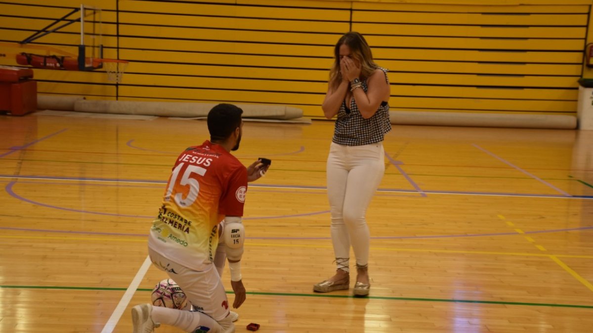 Pedida de mano en plena pista.