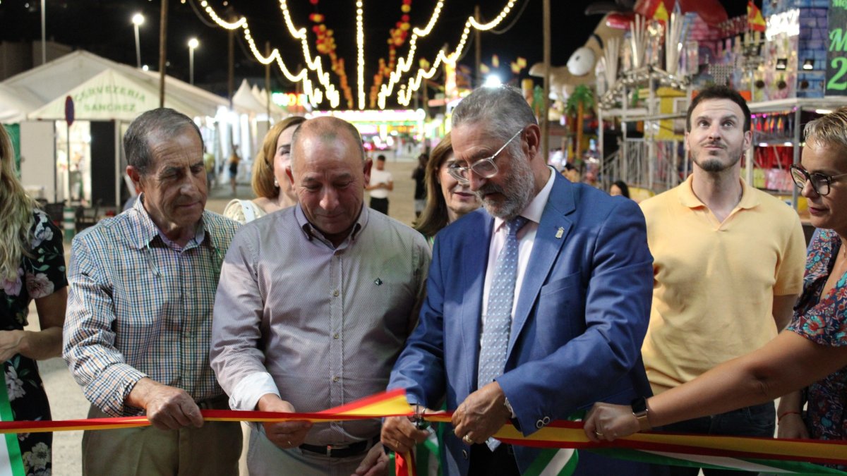 El alcalde, Francisco Torrecillas inaugura la primera feria en honor a la patrona de Albox.