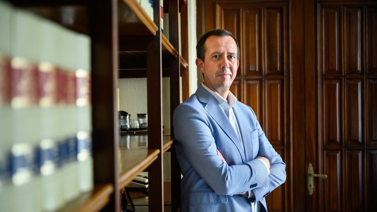 El nuevo subdelegado del Gobierno en Almería posa para las fotografías de esta entrevista