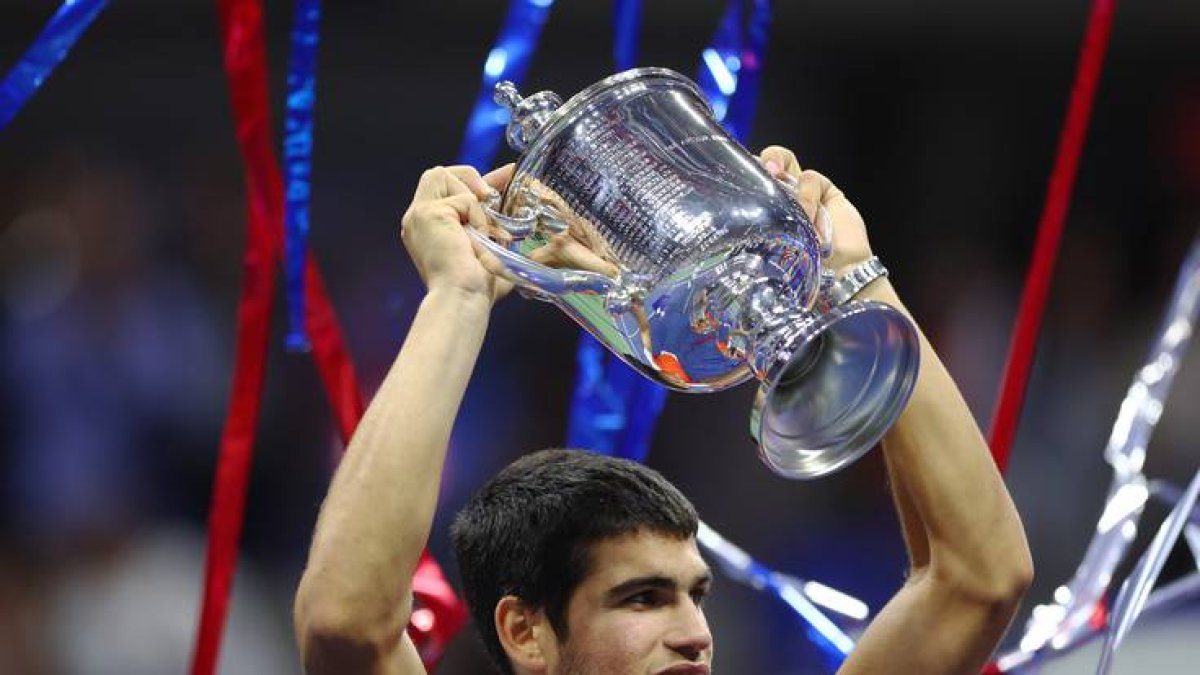 Alcaraz levanta la copa de ganador.