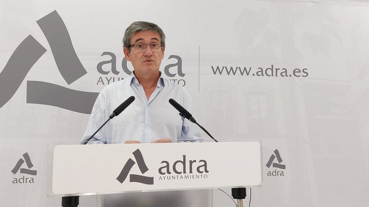 Agradece el esfuerzo y labor de todos los empleados municipales.