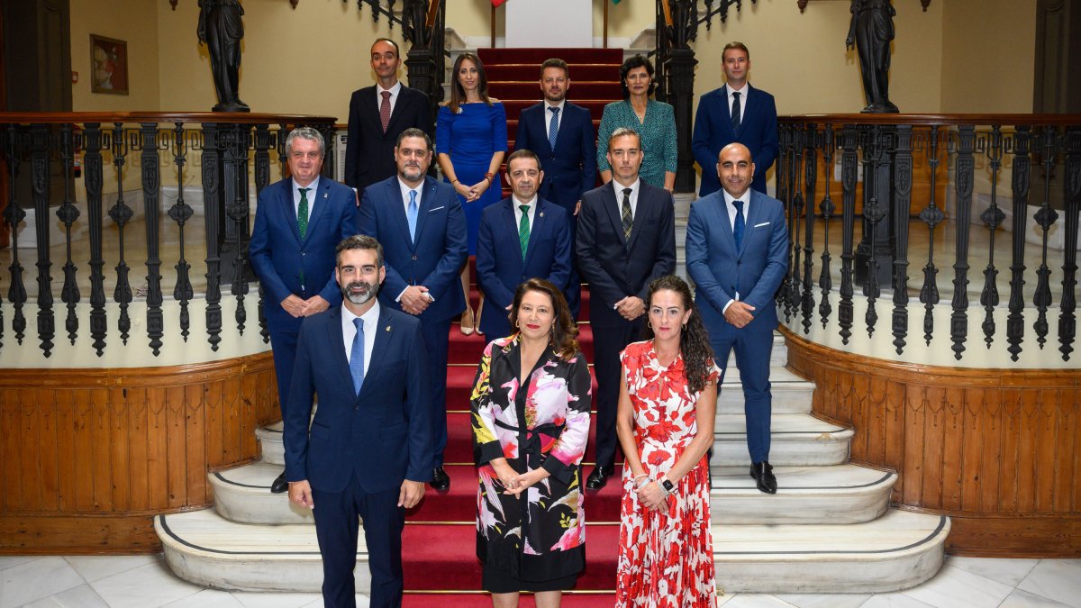 Los nuevos delegados, con los consejeros Carmen Crespo y Ramón Fernández-Pacheco.