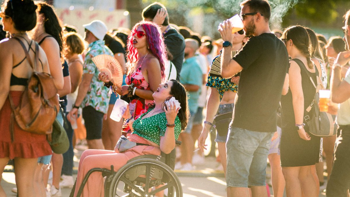 Una joven en silla de ruedas disfruta de un concierto en el Cooltural Fest.