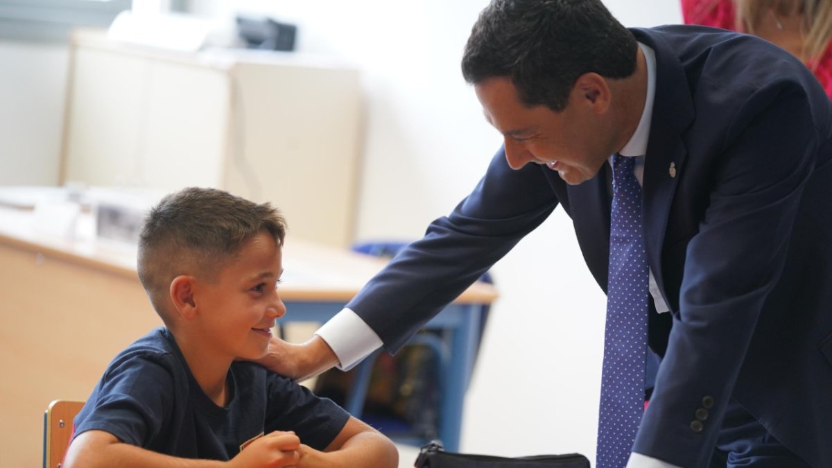 Juanma Moreno estuvo presente en la vuelta al cole.
