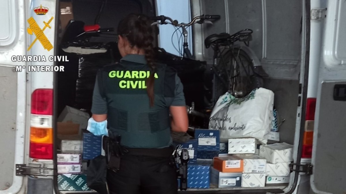 Imagen de la Guardia Civil incautando los medicamentos.
