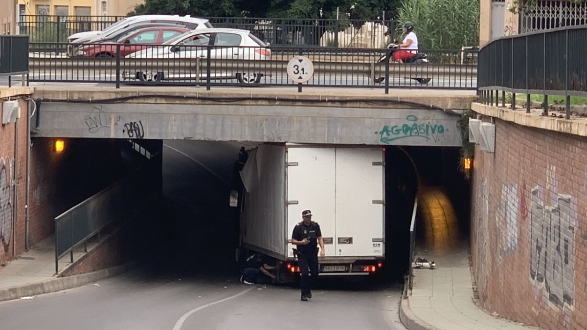 Un camión se queda atascado en el túnel de La Goleta. Foto: Ramón Gómez