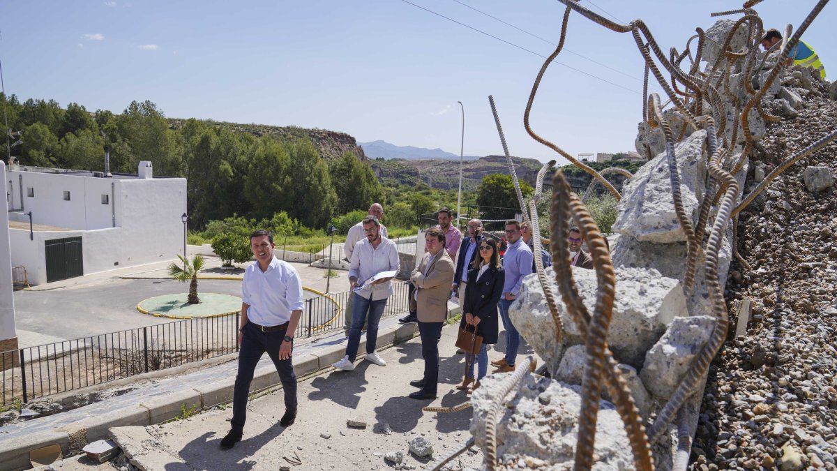 El presidente de Diputación, Javier A. García, durante una visita a los terrenos de la Residencia de Ancianos de Sorbas.