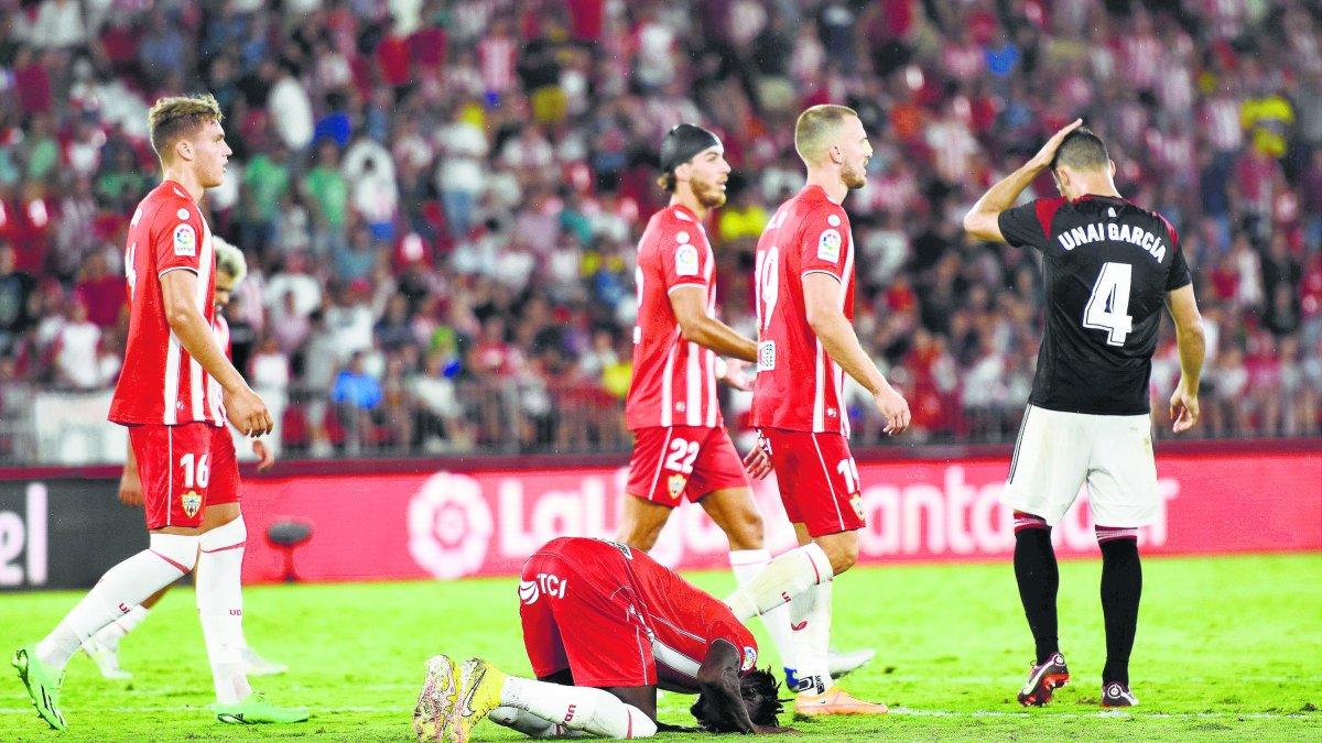 Los futbolistas del Almería quedaron ‘KO’ tras el 0-1 ante Osasuna en casa.