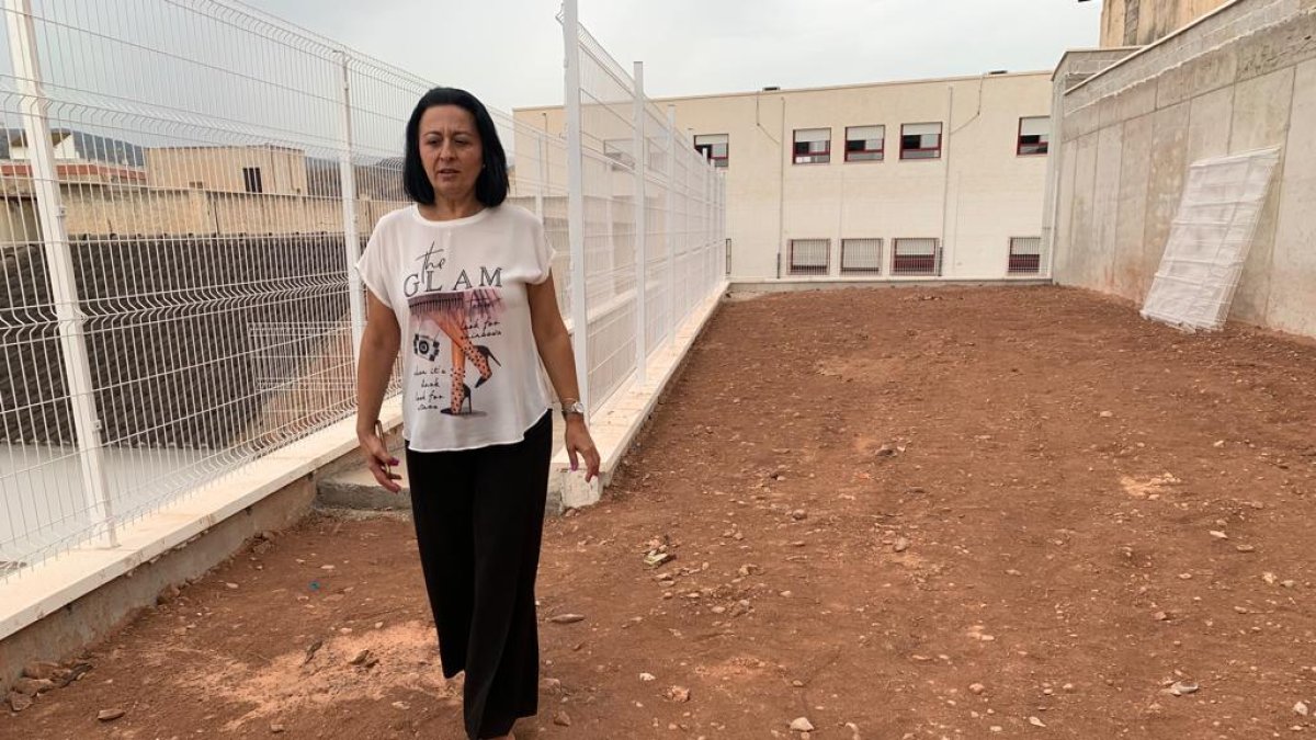 La alcaldesa de Cantoria, Purificación Sánchez en el nuevo huerto escolar del Colegio Cerro del Castillo.