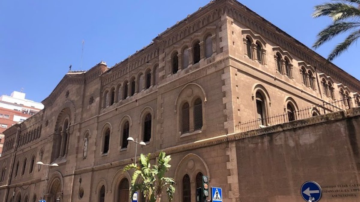 Fachada de la Compañía de María en Almería.