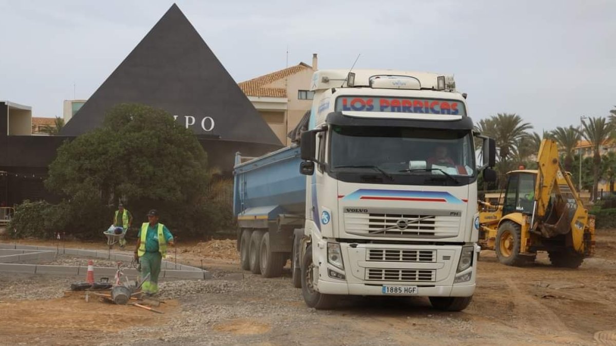 Obras junto a la famosa Pirámide de Almerimar.