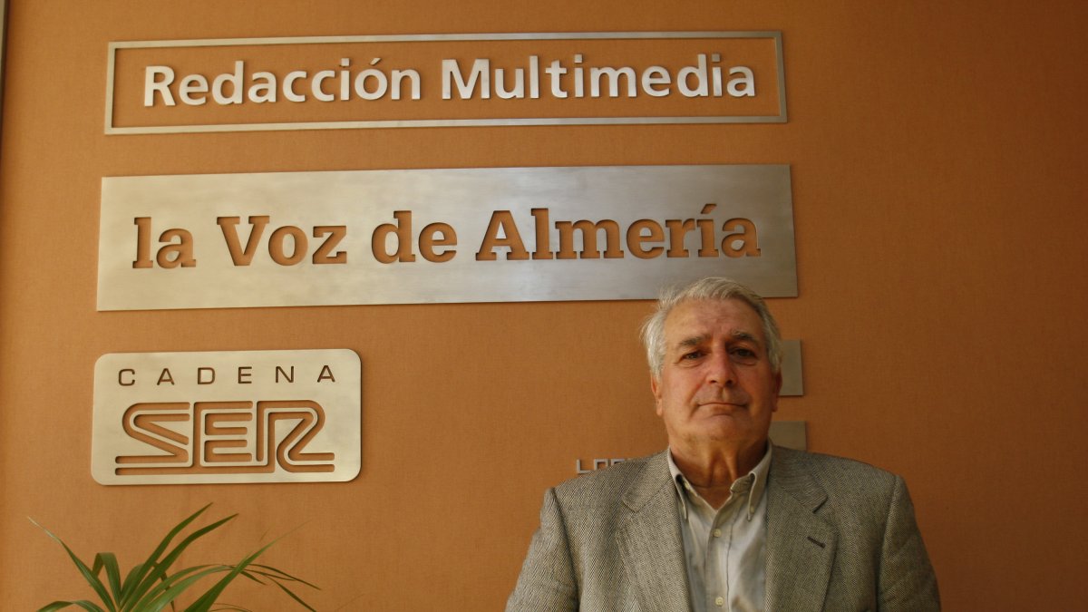 Antonio Oviedo en la redacción de LA VOZ y Cadena SER.