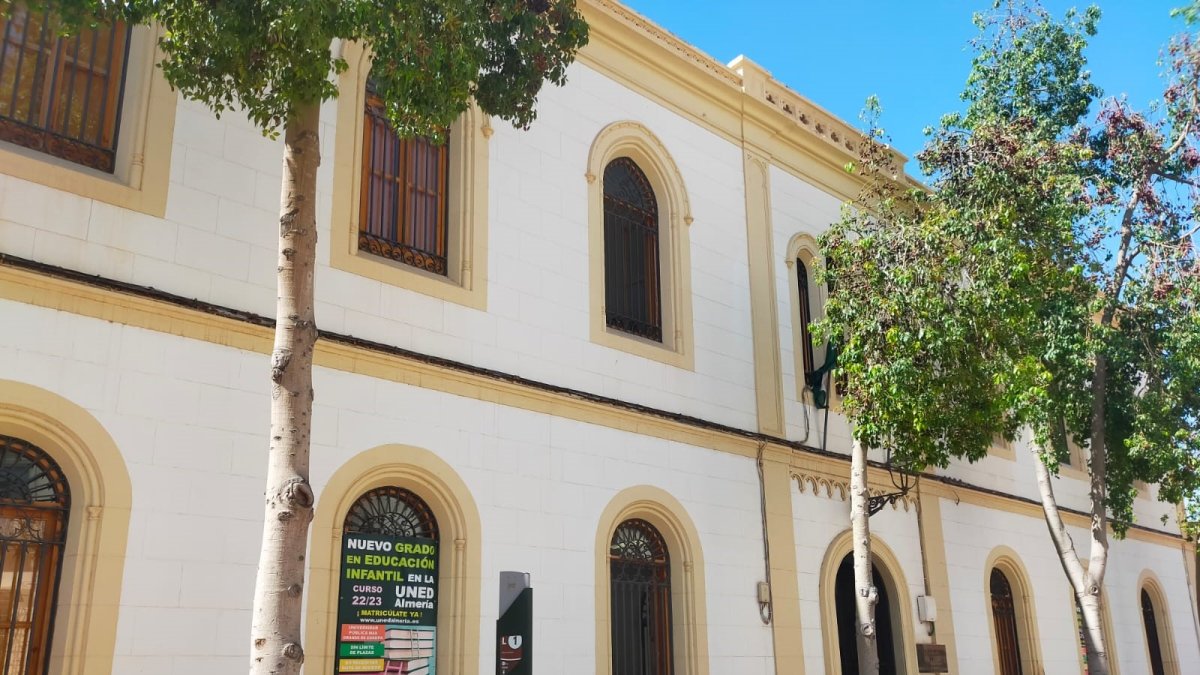 La fachada de la UNED en su sede en Almería.