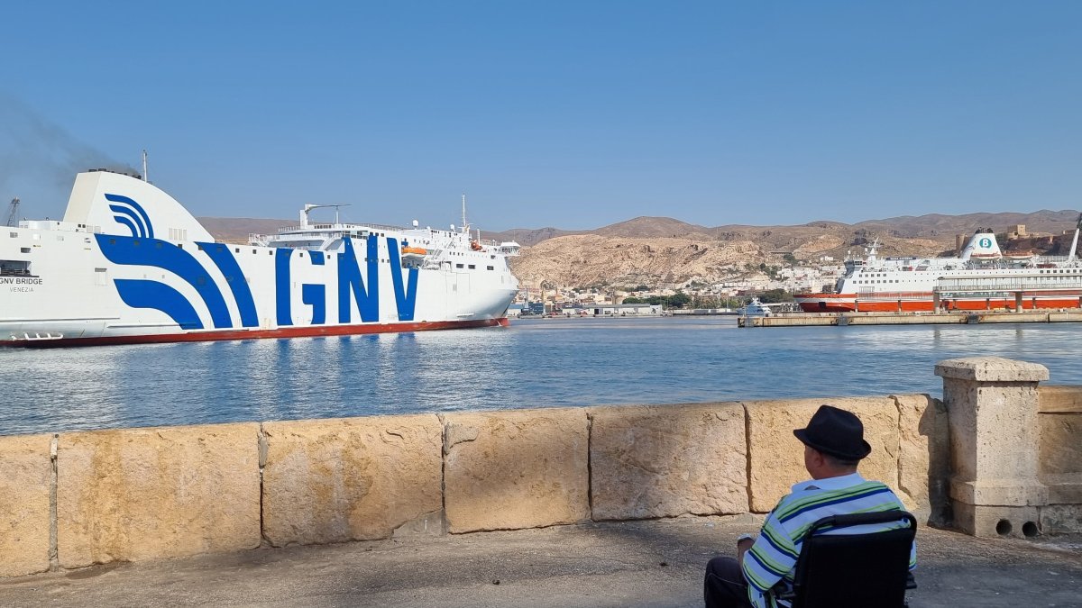 Salida del ferry en el Puerto de Almería (FOTO: APA)