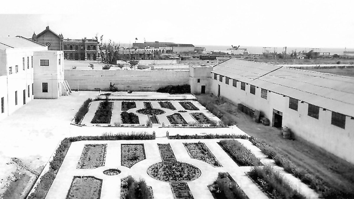El gran jardín que humanizaba la fábrica de Briseis. Al fondo la estación del ferrocarril.