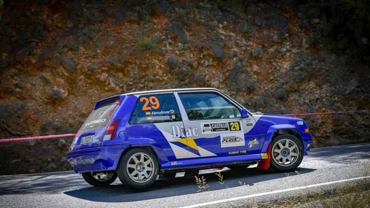 ,José Juan Almodóvar Rodríguez en acción con su Renault 5 Gt turbo.